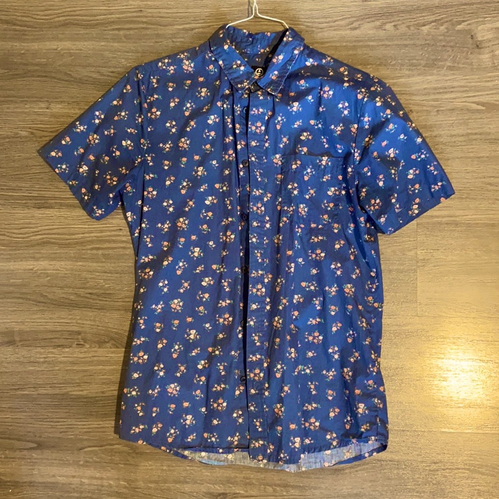 Amnesia Short Sleeve Floral Shirt, Medium